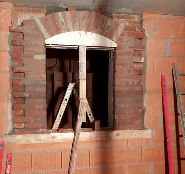 gemauerter Fensterrundbogen mit roten Backsteinziegeln